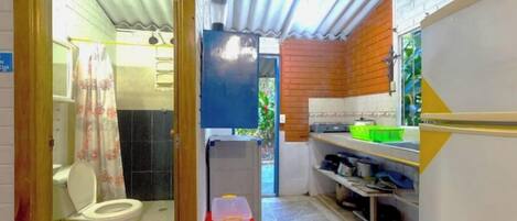 Secadora de cabello, toallas, jabón, papel de baño