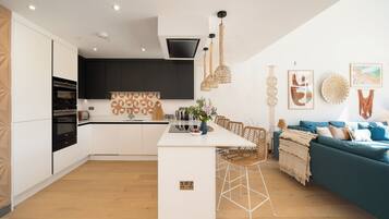 Geladeira, micro-ondas, fogão, lava-louças