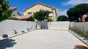 A courtyard with a small shed, gravel ground, and a wooden border. - LaVillaMaurice: A small, family-run fisherman's cottage—Summer 2026 Special (Valras plage)