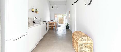 Fridge, stovetop, dishwasher, cookware/dishes/utensils