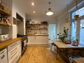 Private kitchen - 'Boho feel' light, quiet flat, 30 secs to station (London)