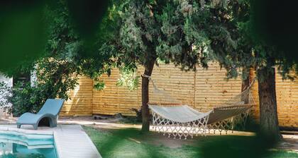 Comfortable house with swimming pool and garden in warehouse area