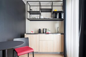 Studio, 1 Queen Bed, Courtyard View | Private kitchen | Fridge, microwave, oven, stovetop - Nonanteneuf Genève Plainpalais (Geneva)