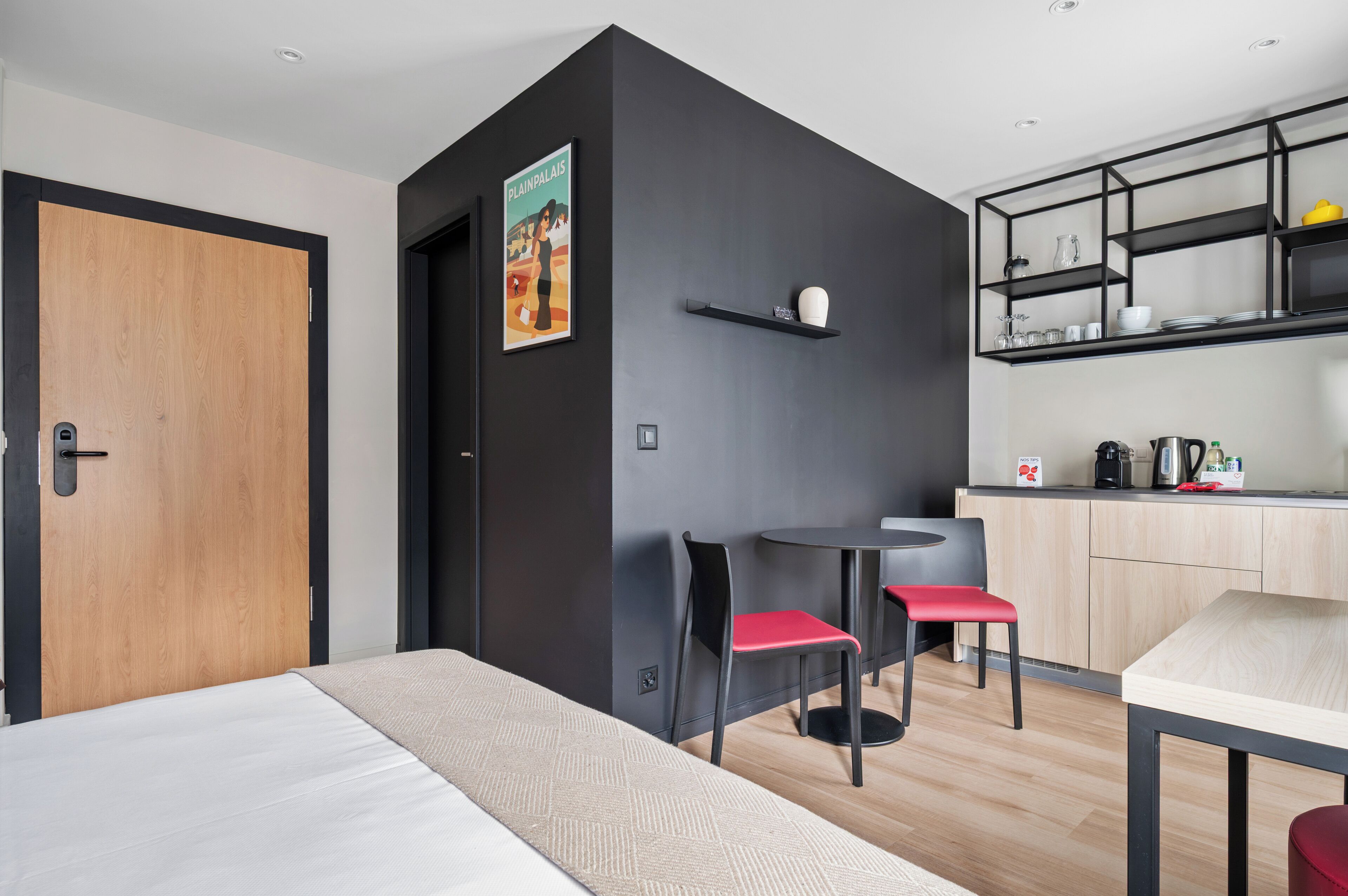 Studio, 1 grand lit, vue cour intérieure | Coin séjour