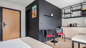 Studio, 1 Queen Bed, Courtyard View | Living area