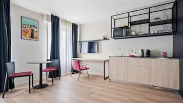 Studio, 2 Single Beds, Courtyard View | Living area