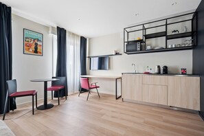 Studio, 2 lits jumeaux, vue sur la cour intérieure | Aire de séjour