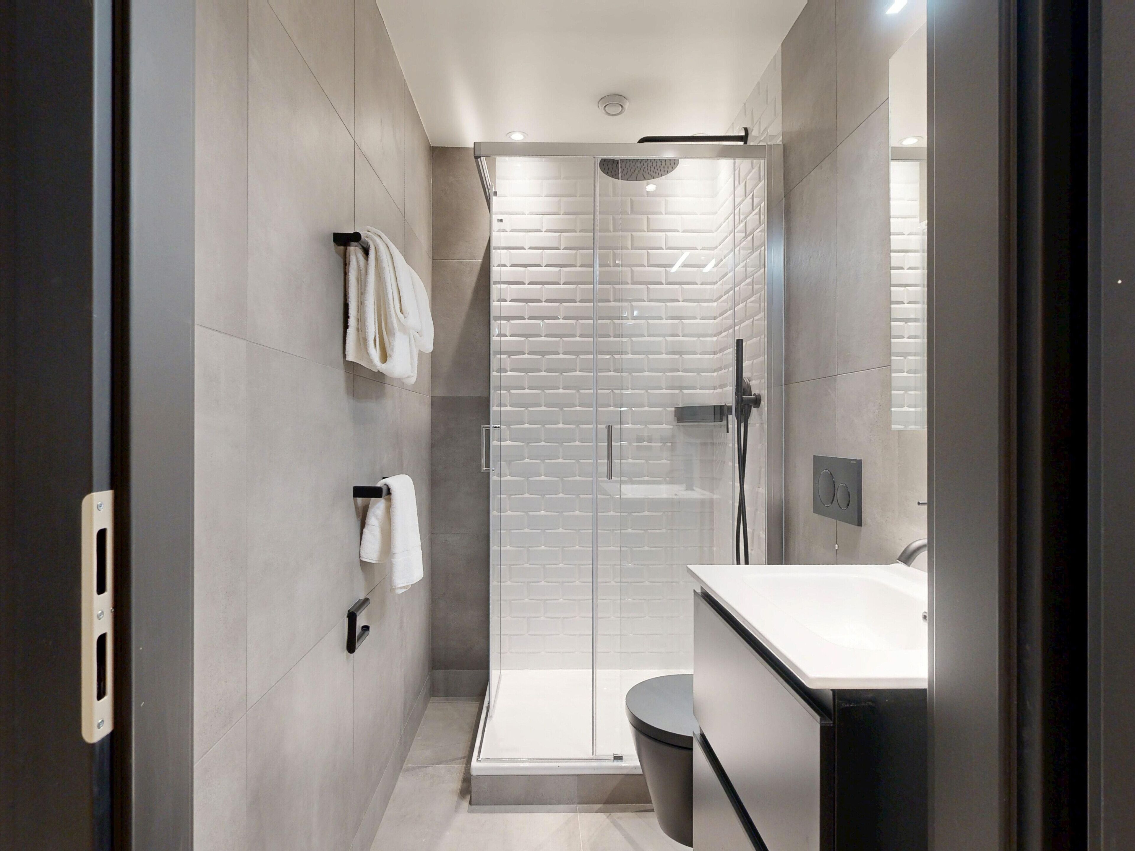 スタジオ クイーンベッド 1 台 シティビュー | バスルーム | シャワー、ヘアドライヤー、タオル、石鹸