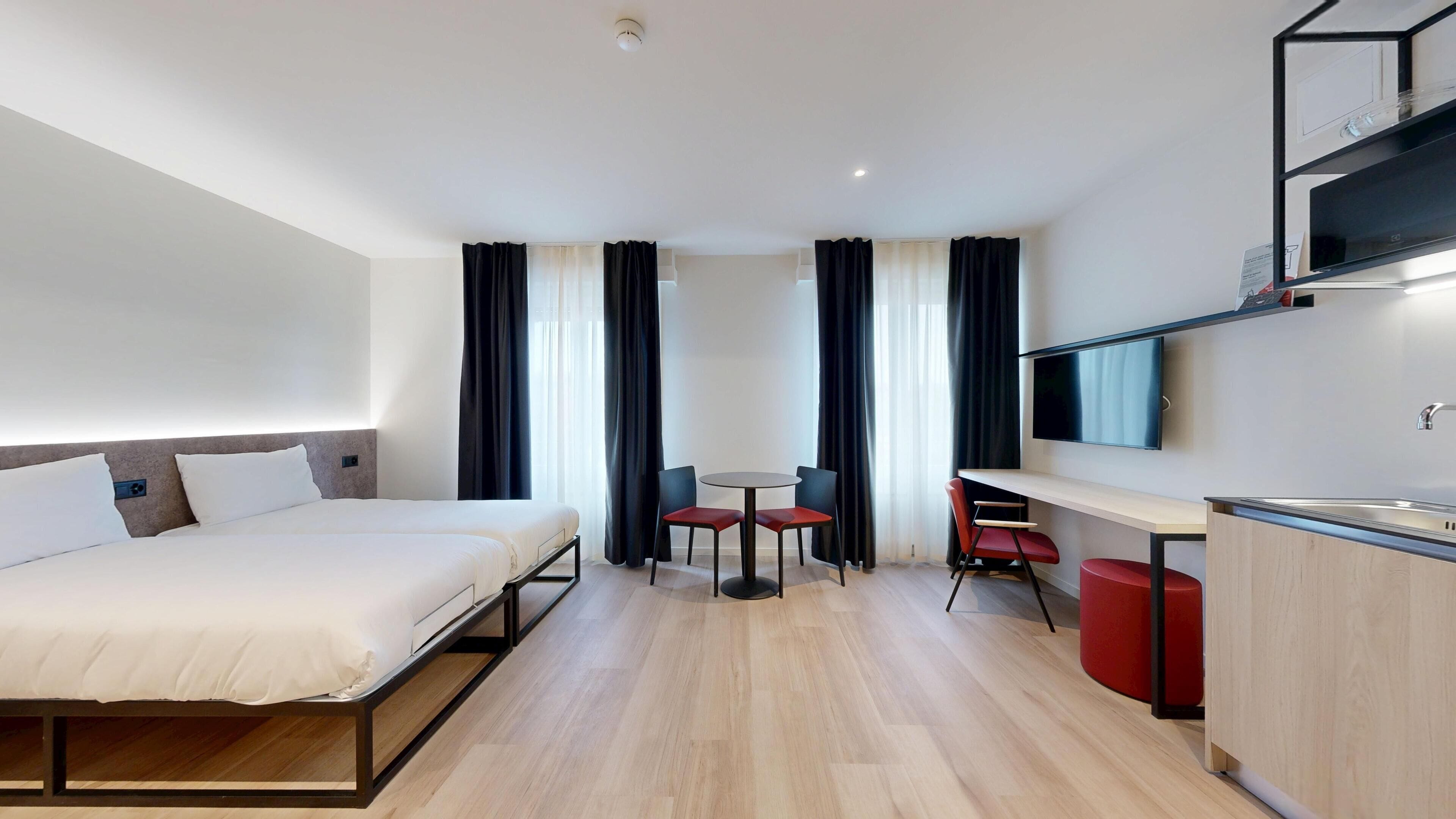 Studio, 2 lits une place, vue cour intérieure | Espace de travail pour ordinateur portable, rideaux occultants