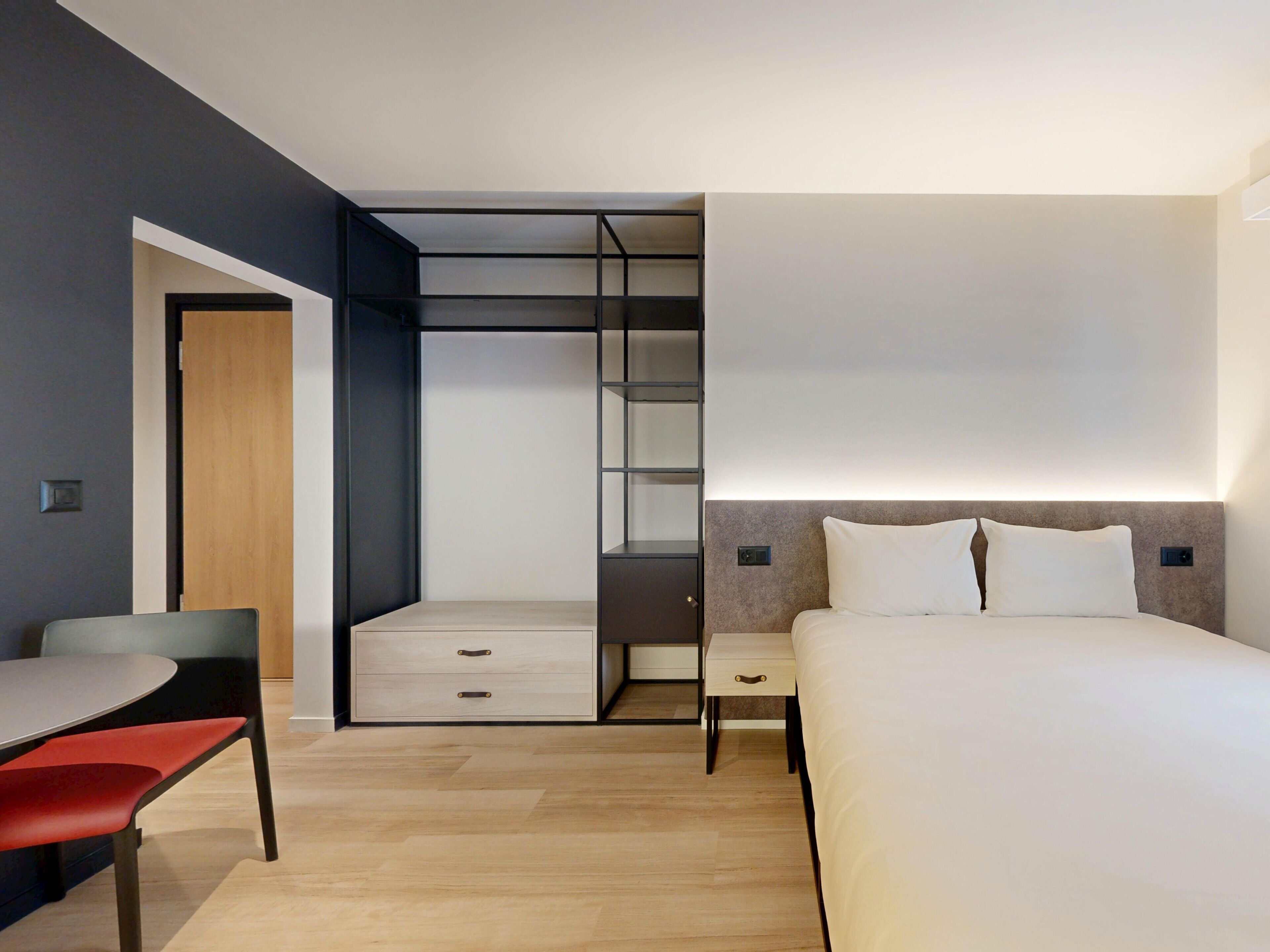 Studio, 1 grand lit, vue cour intérieure | Espace de travail pour ordinateur portable, rideaux occultants