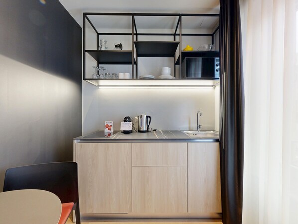 Studio, 1 Queen Bed, Courtyard View | Private kitchen | Fridge, microwave, oven, stovetop - Nonanteneuf Genève Plainpalais (Geneva)