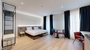 Studio, 2 Tempat Tidur Twin, pemandangan halaman | 1 kamar tidur, ruang kerja ramah laptop, dan tirai kedap cahaya