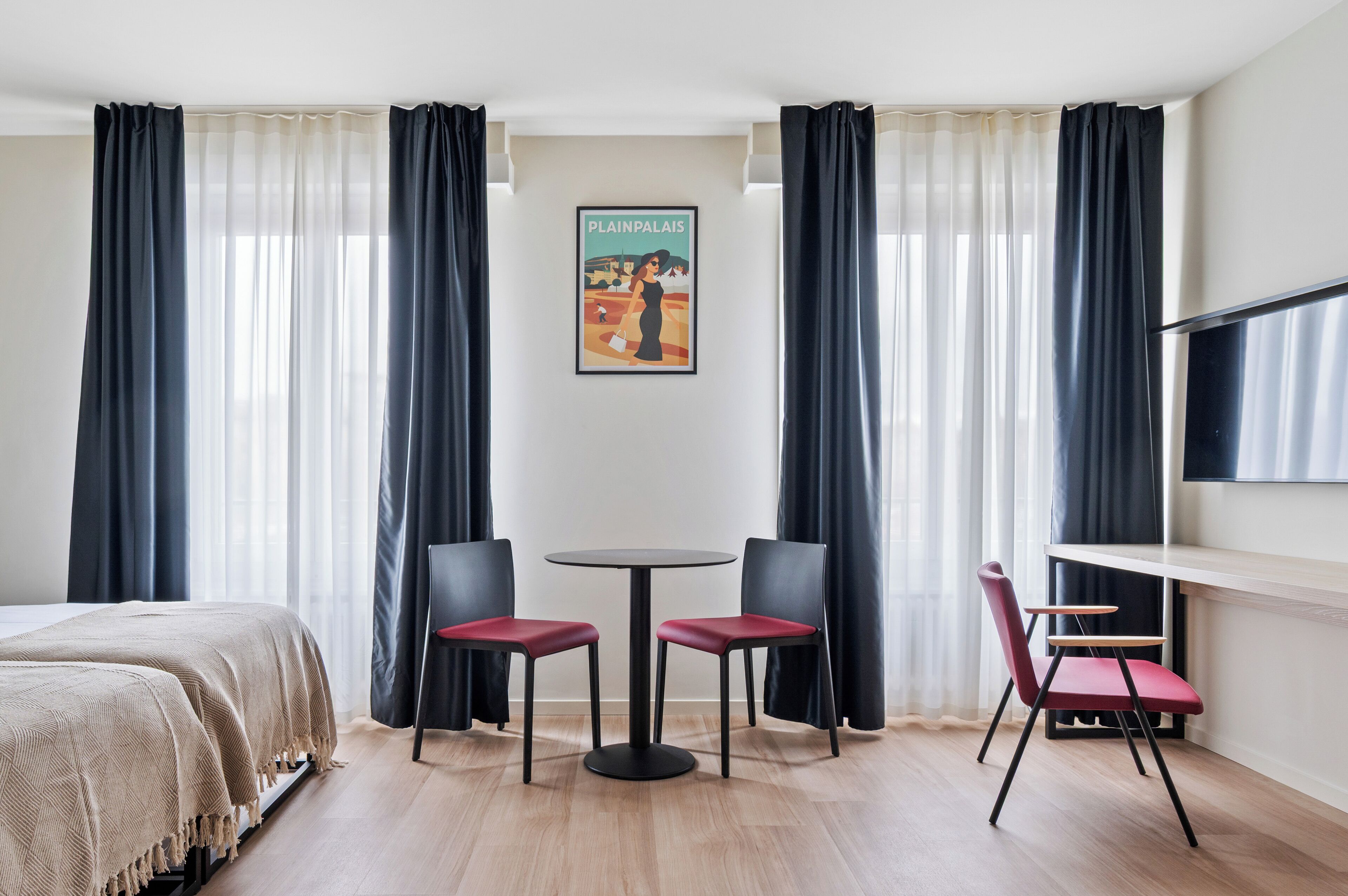 スタジオ シングルベッド 2 台 コートヤードビュー | リビング エリア