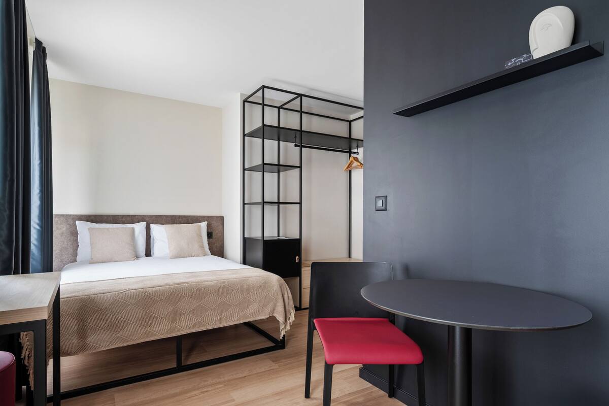 Monolocale, 1 letto queen, vista cortile | Postazione laptop, tende oscuranti, ferro/asse da stiro, Wi-Fi gratuito