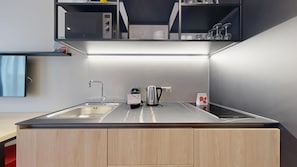 Studio, 2 lits une place, vue cour intérieure | Cuisine privée | Réfrigérateur, micro-ondes, four, plaque de cuisson