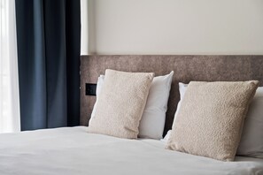 Studio, 1 Queen Bed, City View | Laptop workspace, blackout curtains, iron/ironing board, free WiFi - Nonanteneuf Genève Plainpalais (Geneva)