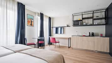 Studio, 2 Twin Beds, Courtyard View | Laptop workspace, blackout drapes, iron/ironing board, free WiFi