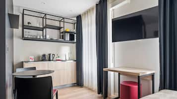 Studio, 1 grand lit, vue cour intérieure | Cuisine privée