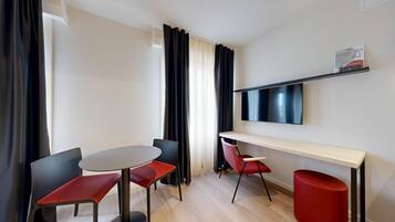 Studio, 2 Single Beds, Courtyard View | Living area