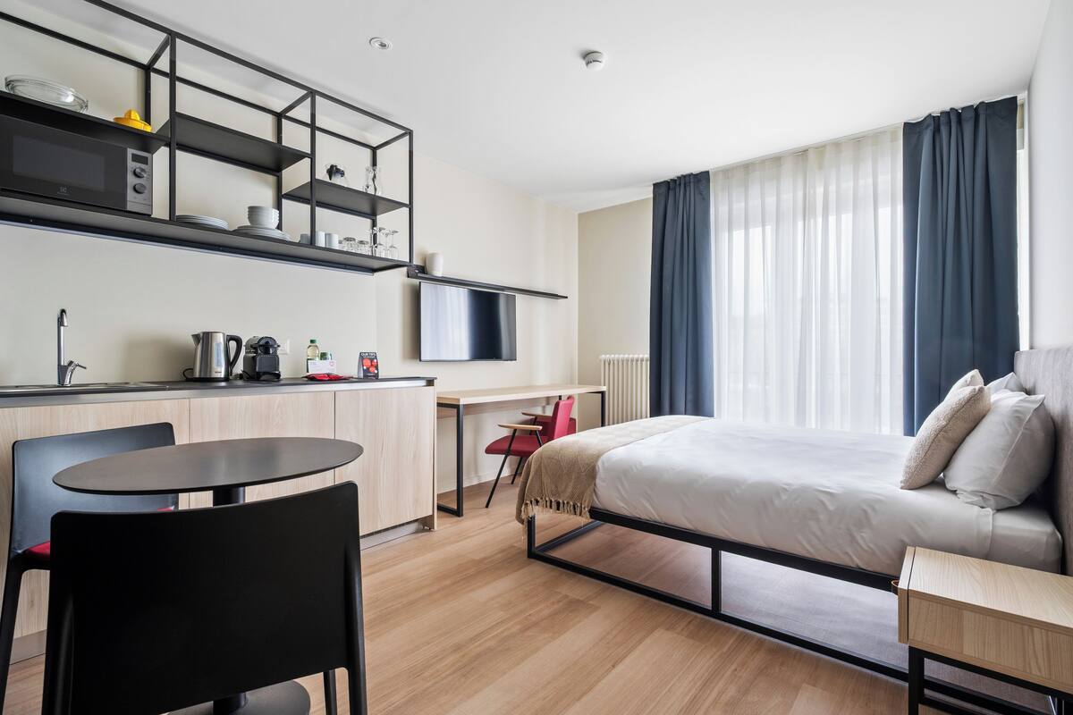 Monolocale, 1 letto queen, vista città | Postazione laptop, tende oscuranti, ferro/asse da stiro, Wi-Fi gratuito