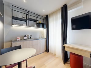Studio, 1 grand lit, vue cour intérieure | Cuisine privée | Réfrigérateur, micro-ondes, four, plaque de cuisson