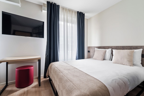 Studio, 1 Queen Bed, Courtyard View | Laptop workspace, blackout drapes, iron/ironing board, free WiFi