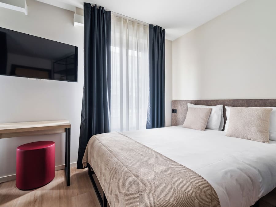 Studio, 1 Queen Bed, Courtyard View | Laptop workspace, blackout drapes, iron/ironing board, free WiFi