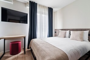 Studio, 1 Queen Bed, Courtyard View | Laptop workspace, blackout drapes, iron/ironing board, free WiFi