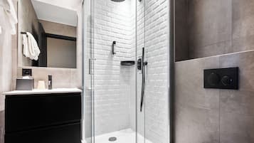 Studio, 2 Single Beds, Courtyard View | Bathroom | Shower, hair dryer, towels, soap