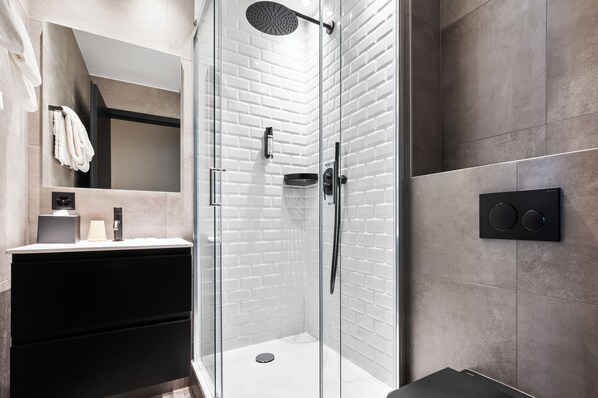 Studio, 2 Twin Beds, Courtyard View | Bathroom | Shower, hair dryer, towels, soap