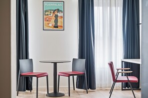 Studio, 2 Einzelbetten, Blick auf den Innenhof | Wohnbereich