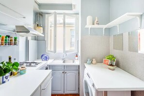Fridge, oven, stovetop, coffee/tea maker