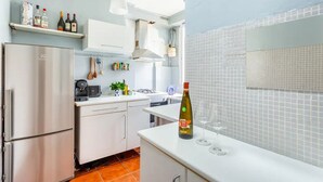 Coffee/tea maker, fridge, oven, stovetop - Elegant Parisian 2-room apartment near the Eiffel Tower (Paris)