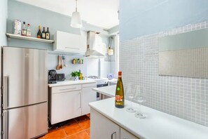 Fridge, oven, stovetop, coffee/tea maker