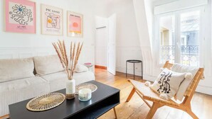 Living area - Elegant Parisian 2-room apartment near the Eiffel Tower (Paris)