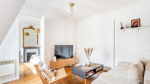 Living area - Elegant Parisian 2-room apartment near the Eiffel Tower (Paris)