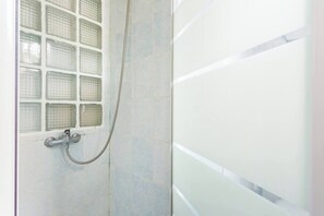 Haartrockner, Handtücher, Seife, Toilettenpapier