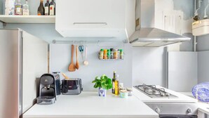 Coffee/tea maker, fridge, oven, stovetop - Elegant Parisian 2-room apartment near the Eiffel Tower (Paris)