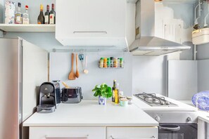 Kühlschrank, Ofen, Herdplatte, Wasserkocher mit Kaffee-/Teezubehör