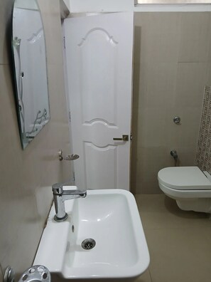 Shower, towels, soap, toilet paper - The Shiva inn B&B - Double room 2  (Guruvayur)