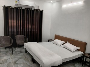 1 habitación, escritorio, tabla de planchar con plancha y wifi 