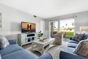 Apartment, Mehrere Betten (El Matador 513) | Wohnbereich | Fernseher