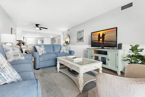 Apartment, Mehrere Betten (El Matador 513) | Wohnbereich | Fernseher