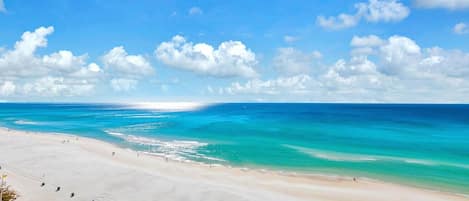 Appartamento, letti multipli (Grandview East 1002) | Spiaggia | Sulla spiaggia