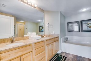 Leilighet, flere senger (Grandview East 1002) | Bad | Håndklær, såpe og toalettpapir