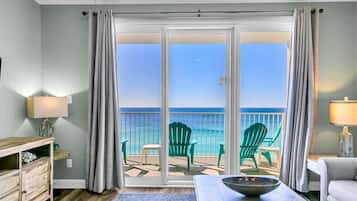 Apartment, Mehrere Betten (Grandview East 1002) | Wohnbereich | Fernseher