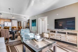 Leilighet, flere senger (Grandview East 1002) | Oppholdsområde | TV