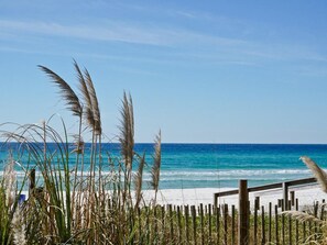 Apartment, Mehrere Betten (Grandview East 1002) | Strand | Am Strand
