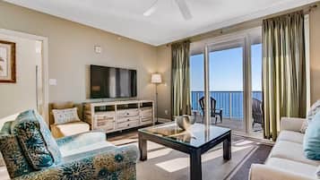 Apartment, Mehrere Betten (Grandview East 1002) | Wohnbereich | Fernseher