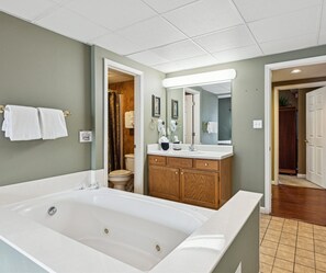 Jetted tub, hair dryer, towels